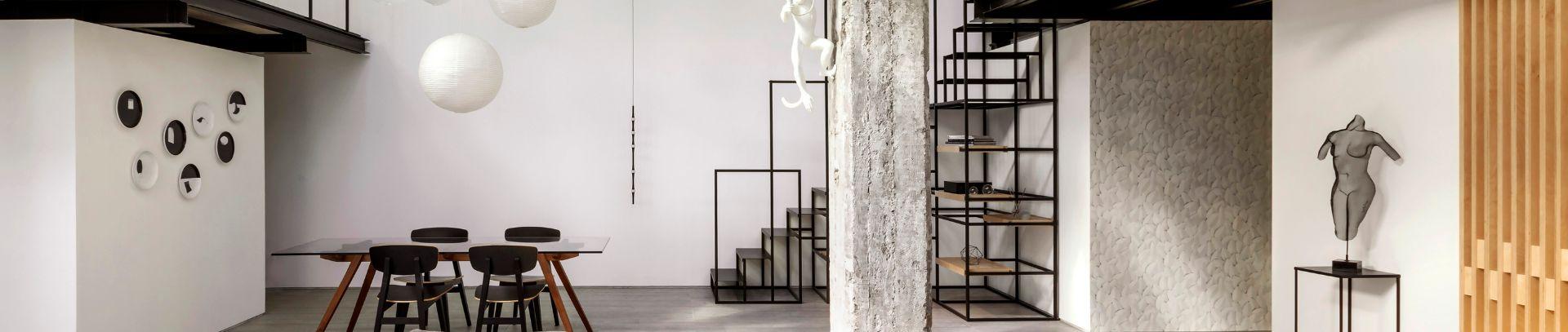 Un loft moderne noir et blanc revêtu de dalles en grès cérame | Casalgrande Padana
