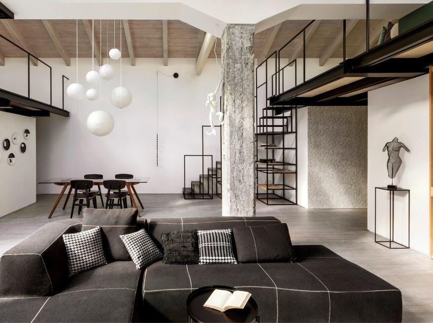 Un loft moderne noir et blanc revêtu de dalles en grès cérame | Casalgrande Padana